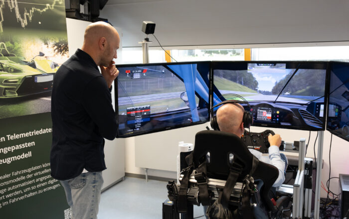 Gemeinsam die Strecke im Blick: Beim Lions Simracing Cup ist Konzentration gefragt – am Steuer ebenso wie beim Mitverfolgen des Rennens. (Bildquelle: Josefine Welk)